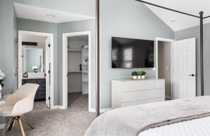 5 bedrooms, desk, iron/ironing board, travel cot - Farmhouse retreat with hot tub (Traverse City)