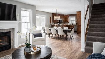 TV connectée, cheminée, livres, espaces bureaux