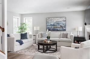 Smart TV, fireplace, books, offices - Farmhouse retreat with hot tub (Traverse City)