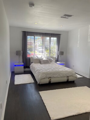 5 bedrooms, desk, travel crib, WiFi