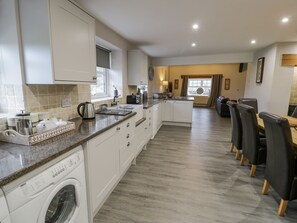 Kühlschrank, Geschirrspüler, Wasserkocher, Toaster