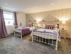 4 Schlafzimmer, individuell dekoriert, individuell eingerichtet