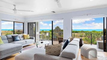Condo (Just Beachy - Unit 2) | Khu phòng khách | TV màn hình phẳng 32-inch có truyền hình cáp, TV