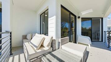 Condo (Just Beachy - Unit 4) | Ban công