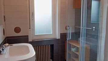 Een douche, een haardroger, handdoeken, zeep