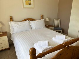 3 habitaciones, decoración personalizada y muebles diferentes 