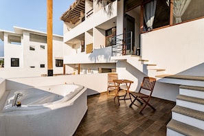 A modern outdoor terrace with a bathtub, wooden chairs, and a staircase. - PUNTA KAI  (Puerto Escondido)