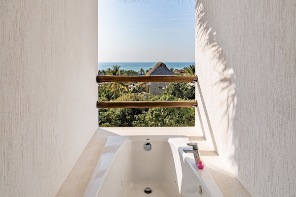 Deluxe Room | In-room safe, WiFi (free), bed sheets