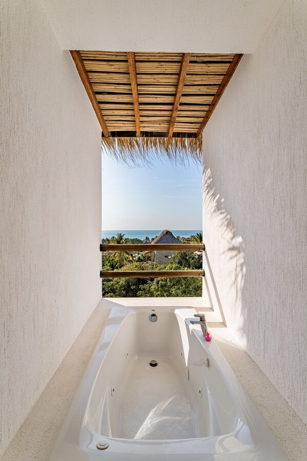 Rom – deluxe | Safe på rommet, wi-fi (inkludert) og sengetøy