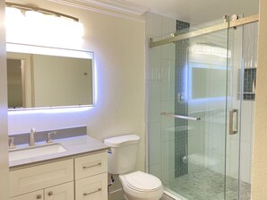 Dusche, Haartrockner, Handtücher, Seife