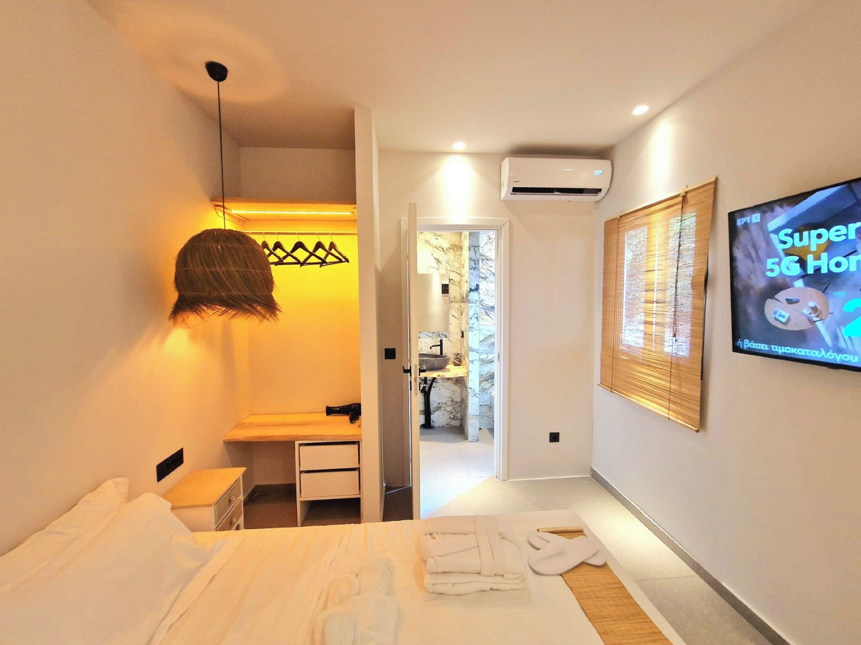 Suite | Soundproofing, free WiFi, bed sheets