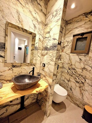 Suite | Bathroom | Shower, free toiletries, hair dryer, bathrobes