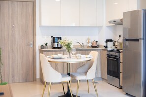 Réfrigérateur, four, plaque de cuisson, cafetière/bouilloire
