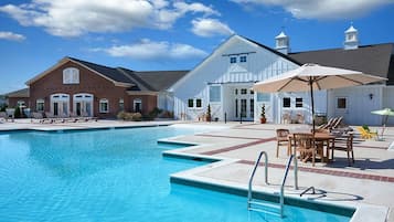 Piscine couverte, piscine extérieure