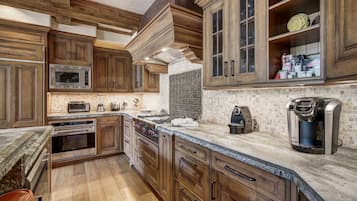 Refrigerador, lavavajillas, cafetera/tetera, utensilios de cocina