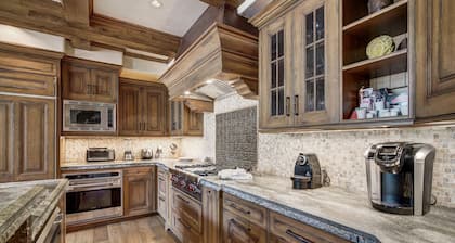 Golden Peak Luxury 4 BR Penthouse - Ski-in/out! by RedAwning - Save 20% on 7+ Nights!
