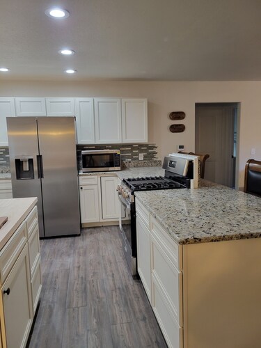 21 Acre Paradise-sleeps 11 in wooded wonderland