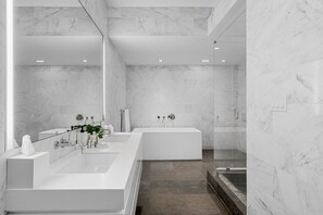 Douche, sèche-cheveux, serviettes fournies, savon
