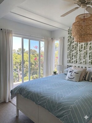 4 bedrooms, desk, iron/ironing board, travel crib - Charming, light-filled home - walk to the beach! (Aptos)