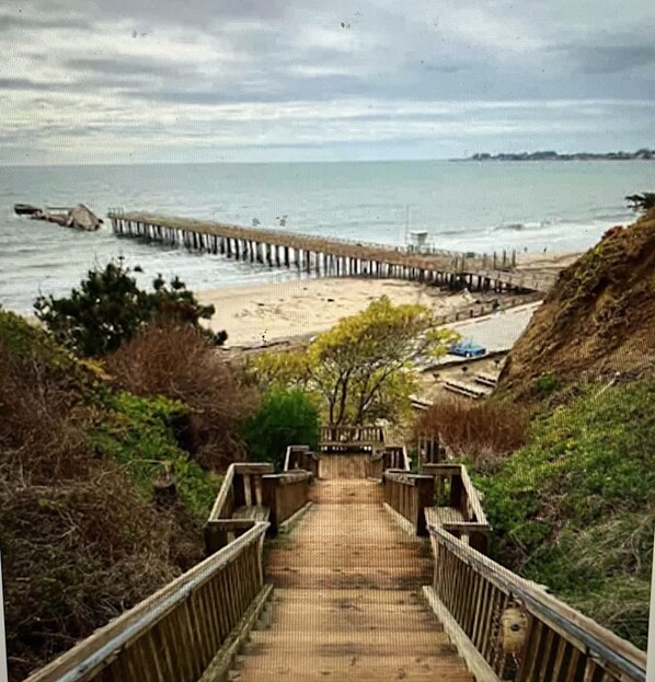 Beach - Charming, light-filled home - walk to the beach! (Aptos)