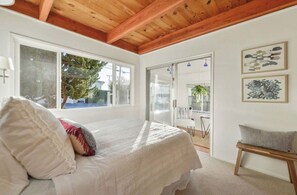 4 habitaciones, escritorio y tabla de planchar con plancha 