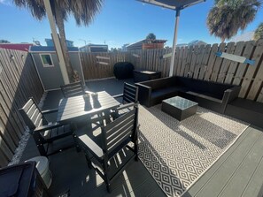 Outdoor dining - Set Sail 7 - Spacious Townhome 3 Bed/2.5 bath/sleeps7 - 1 min walk to the beach! (Mexico beach)