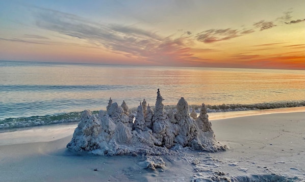 Playa en los alrededores y camastros