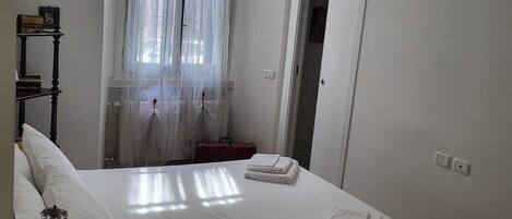 1 habitación, escritorio, tabla de planchar con plancha y wifi gratis