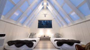1 bedroom, bed sheets