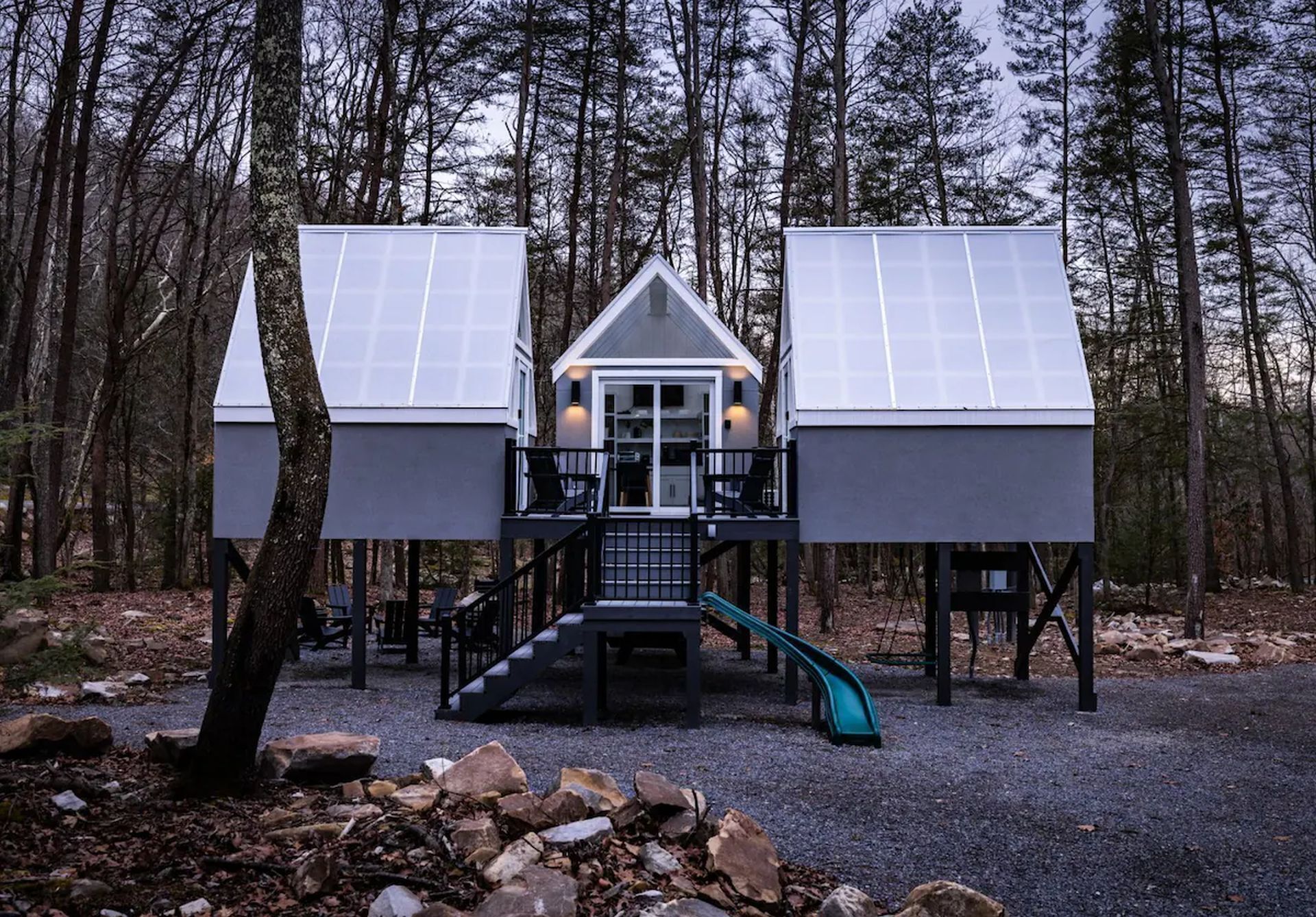Une cabine dotée d’une terrasse centrale et de deux autres cabines dont les toits sont recouverts de panneaux solaires.