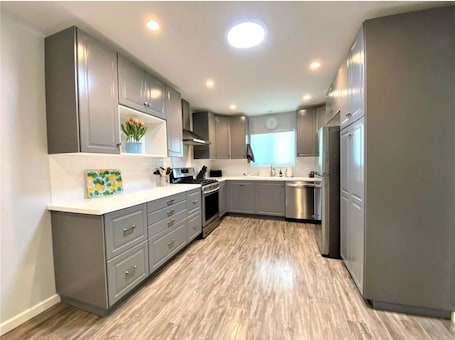 Fridge, microwave, oven, stovetop. Pet friendly duplex apartment in downtown Santa Ynez!