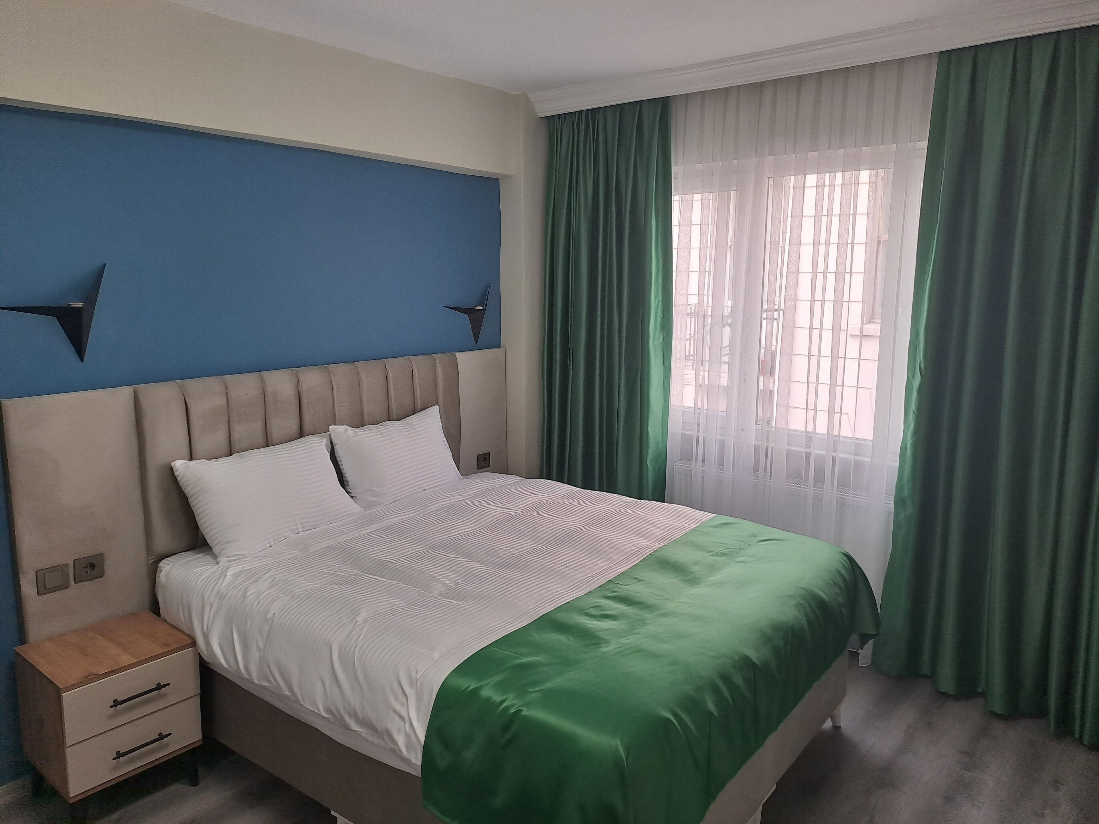Egyptian cotton sheets, premium bedding, down duvets, in-room safe