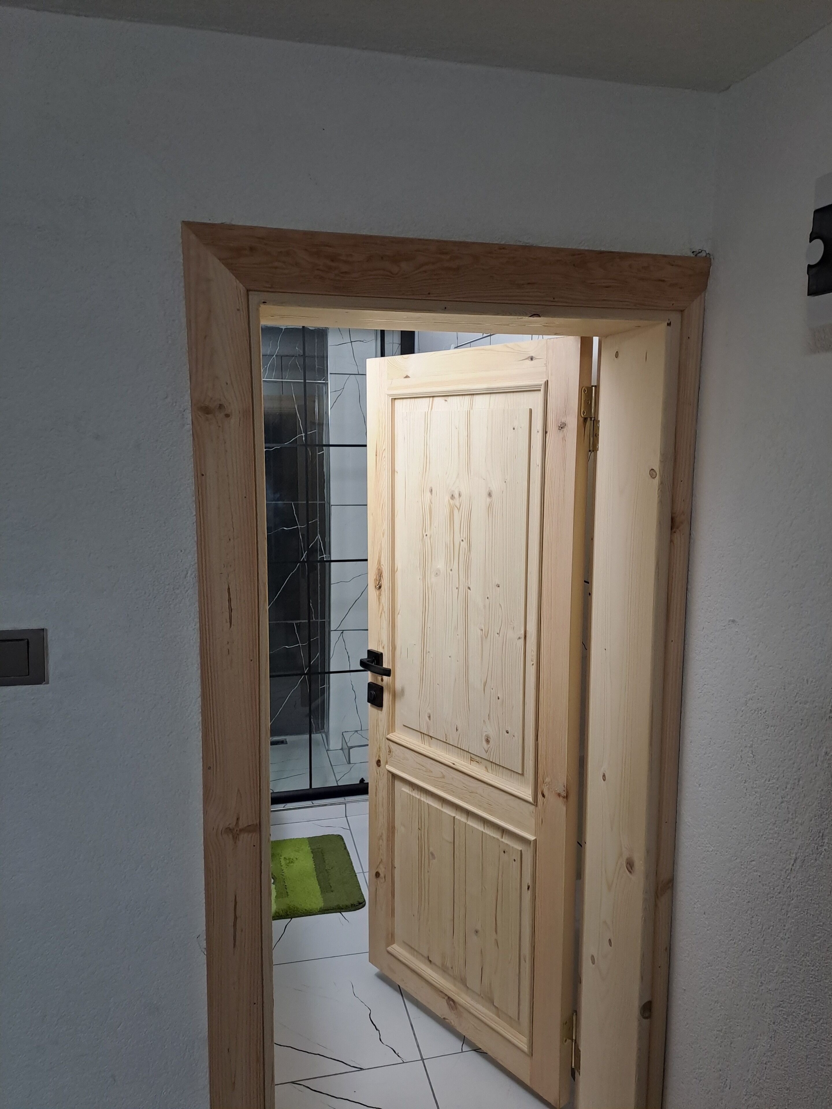 Superior-Studio | Badezimmer | Dusche, Haartrockner, Hausschuhe, Handtücher