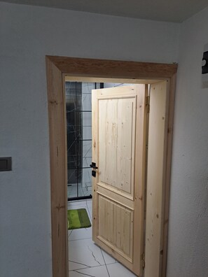 Estudio superior | Baño | Regadera, secadora de cabello, pantuflas, toallas