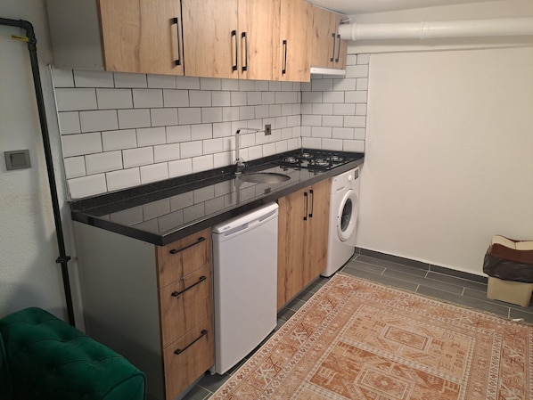 Economy Apartment | Private kitchen | Mini-fridge, stovetop, griddle, cookware/dishes/utensils