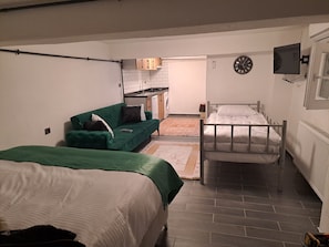 Economy-Apartment | Wohnbereich | 32-Zoll-Smart-TV mit Satellitenempfang, Fernseher
