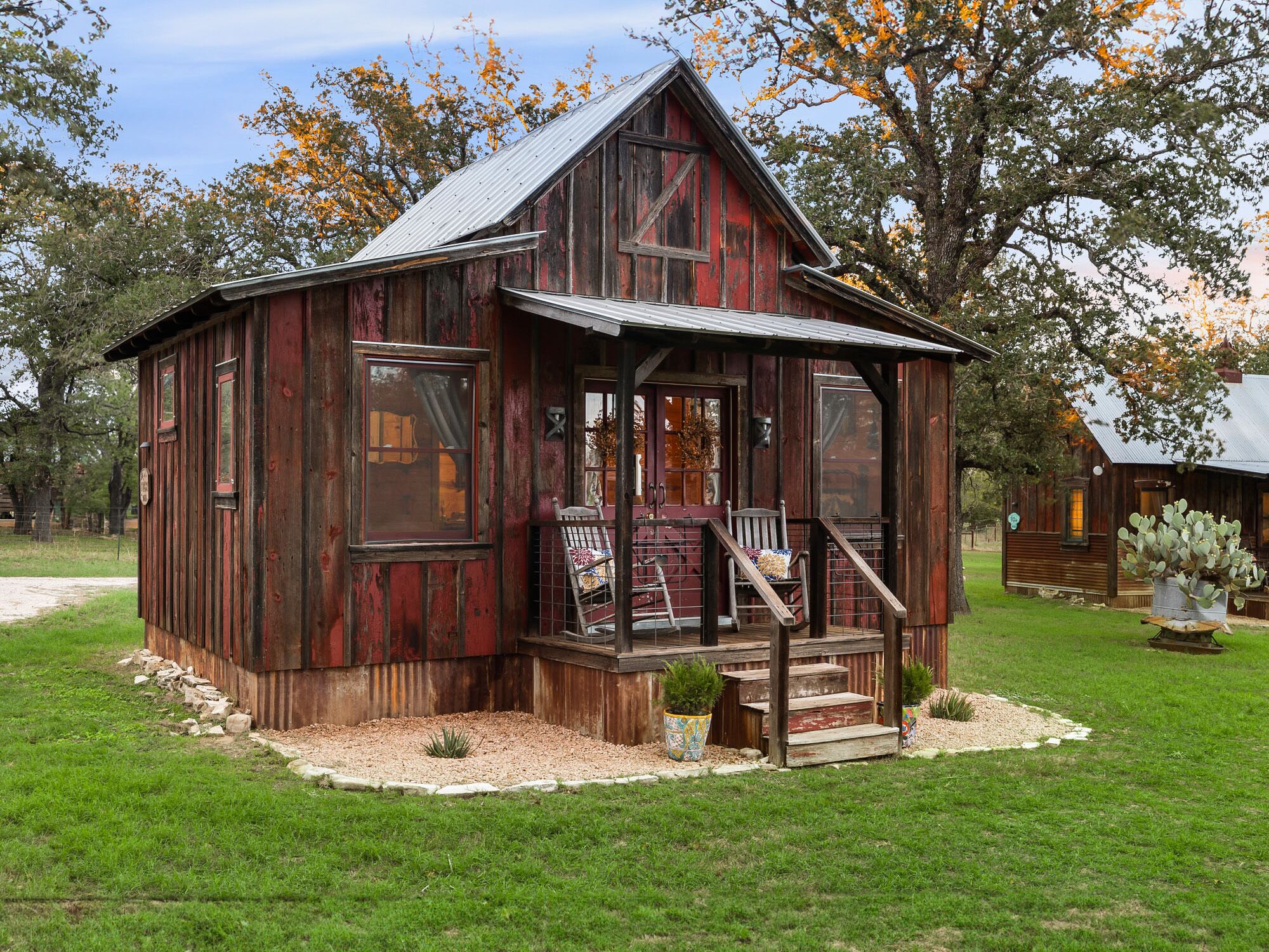 Cabins Out Back - Nest - Cozy Cabin for Two Only Four Miles to Town