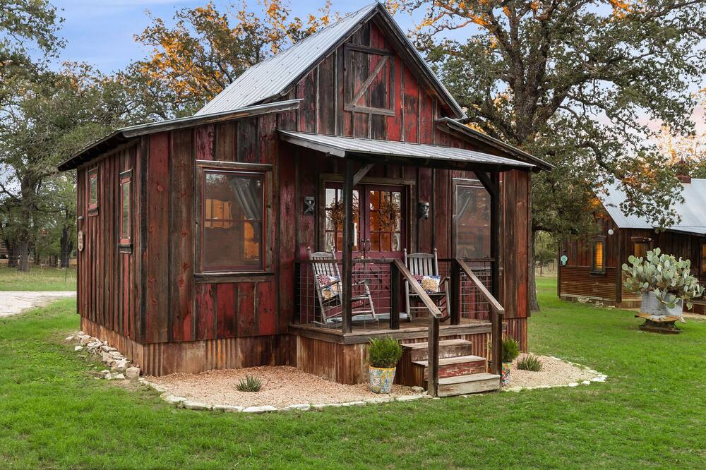 Cabins Out Back - Nest - Cozy Cabin for Two Only Four Miles to Town