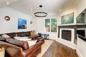 TV, fireplace, stereo, offices - Casa Rosa (Saint Helena)