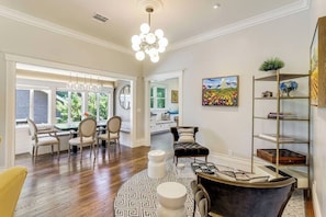 TV, fireplace, stereo, offices - Casa Rosa (Saint Helena)