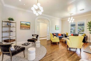 TV, fireplace, stereo, offices - Casa Rosa (Saint Helena)