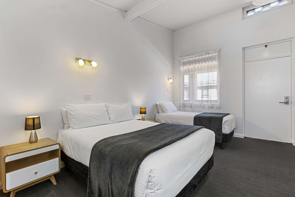 Standard Room, Non Smoking (1 Queen & 2 Twin Beds) | Wi-fi percuma, cadar katil