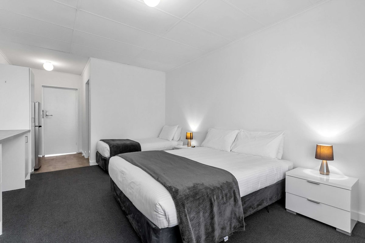 Standard Room, Non Smoking (1 Full & 1 Twin Bed) | Wi-fi percuma, cadar katil