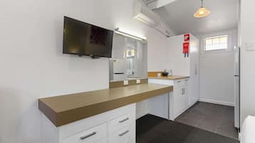Quarto standard, para não fumantes (1 Queen & 1 Twin Bed) | Wi-Fi de cortesia, roupa de cama