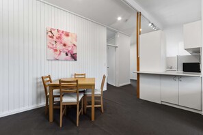 Standard Room, Non Smoking (1 Queen, 1 Full & 1 Twin Bed) | Free WiFi, bed sheets - Econo Lodge East Adelaide (Kent Town)