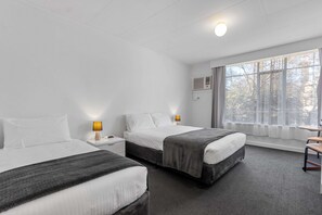 Habitación estándar, para no fumadores (1 Full & 1 Twin Bed) | Wifi gratis y ropa de cama 