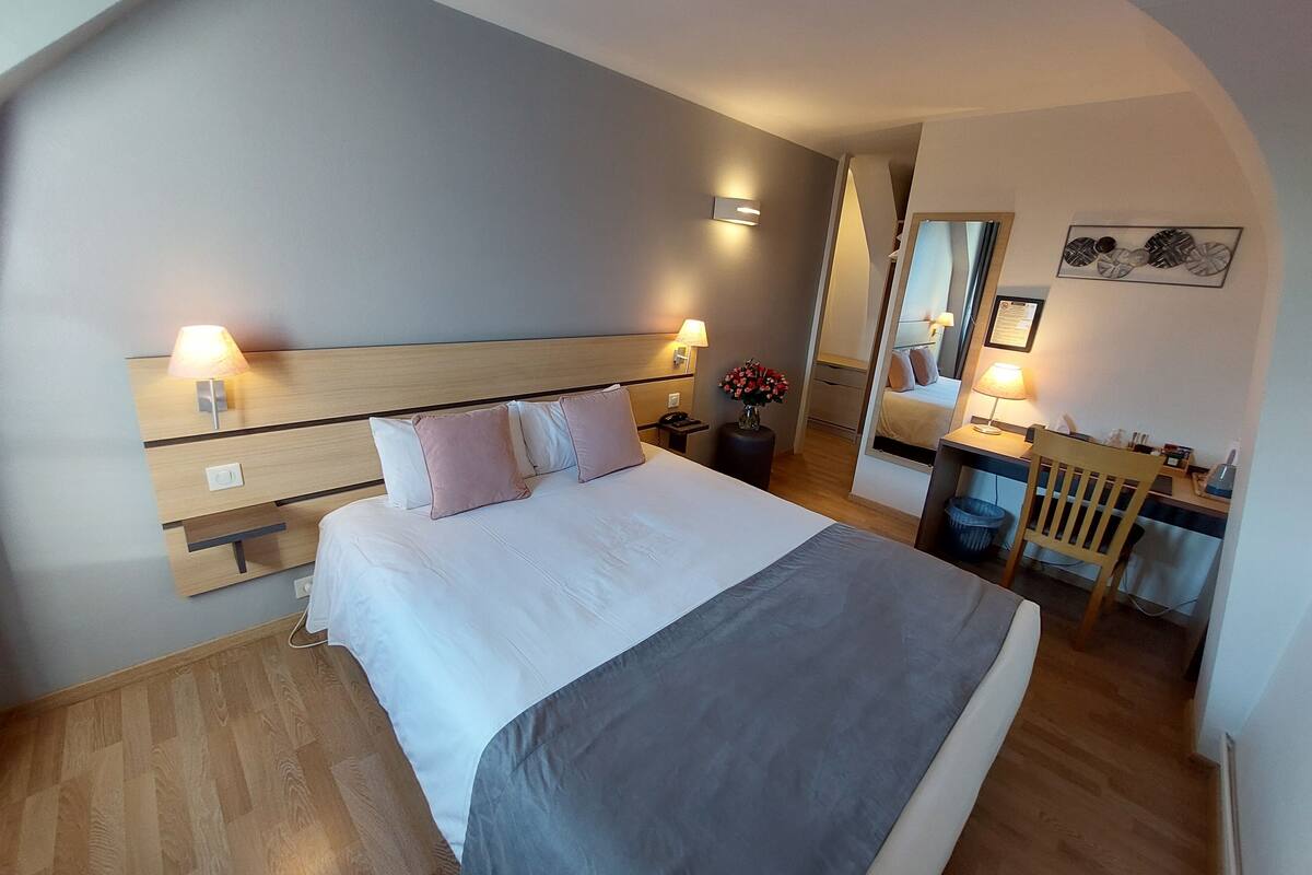Habitación doble clásica, 1 cama Queen size | Ropa de cama de alta calidad y decoración personalizada