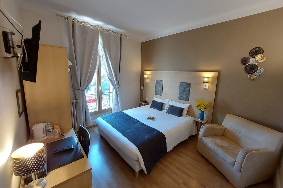 Habitación doble superior, 1 cama Queen size y sofá cama | Ropa de cama de alta calidad y decoración personalizada