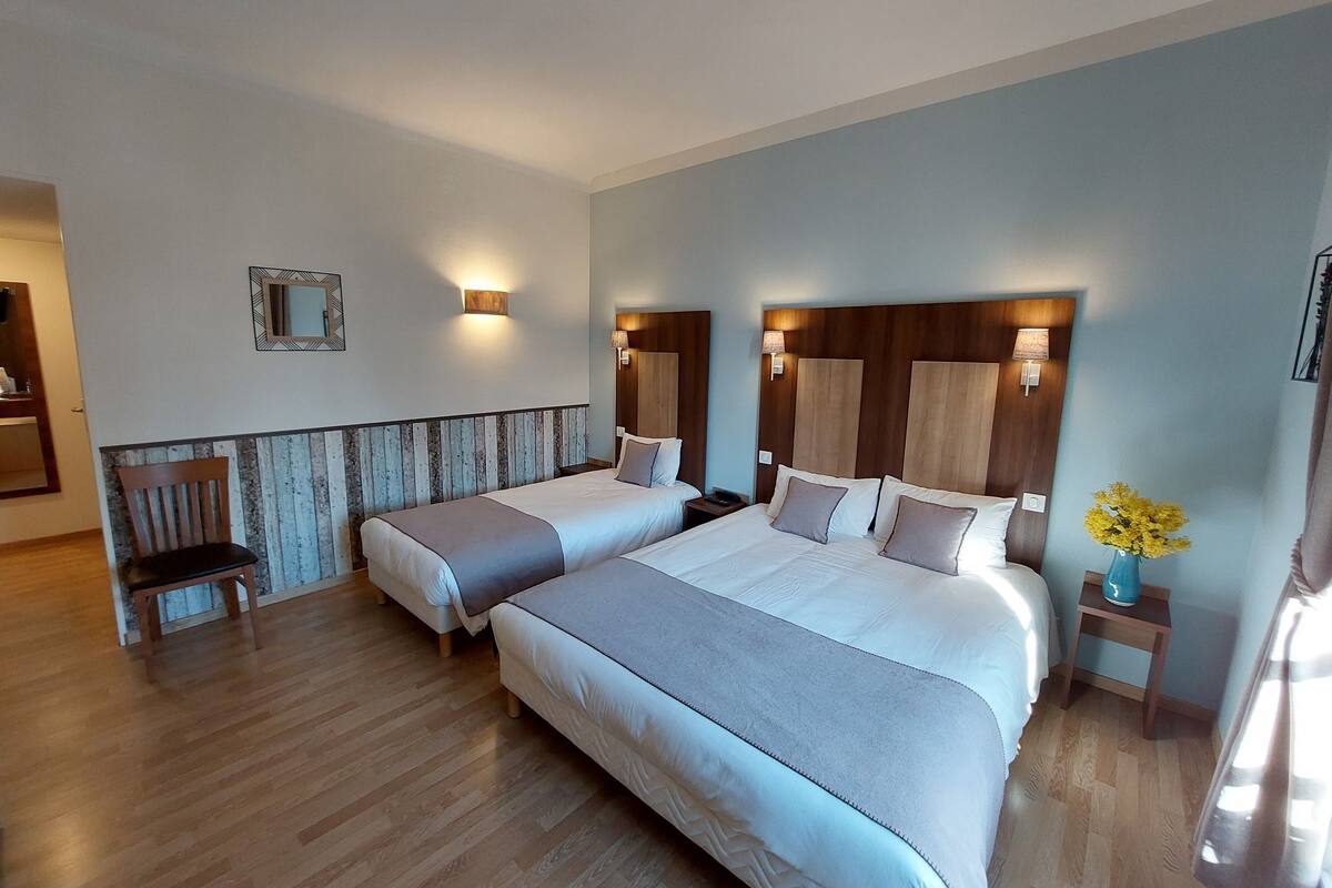 Habitación triple, varias camas | Ropa de cama de alta calidad y decoración personalizada
