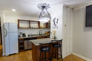 Frigorifero, microonde, piano cottura, lavastoviglie